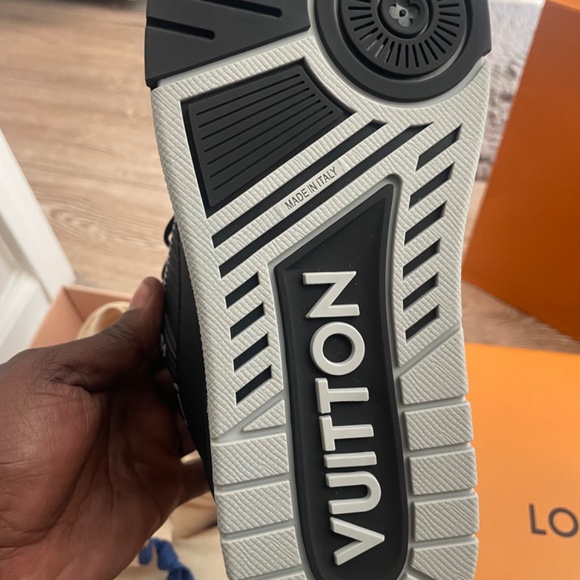 Louis Vuitton - Picture 4 of 7